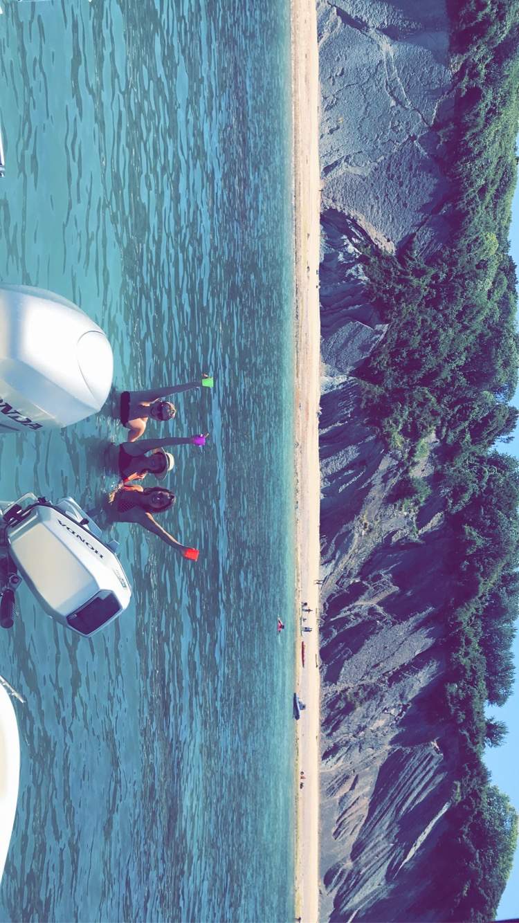 Falaises spectaculaires de la côte basque depuis le bateau