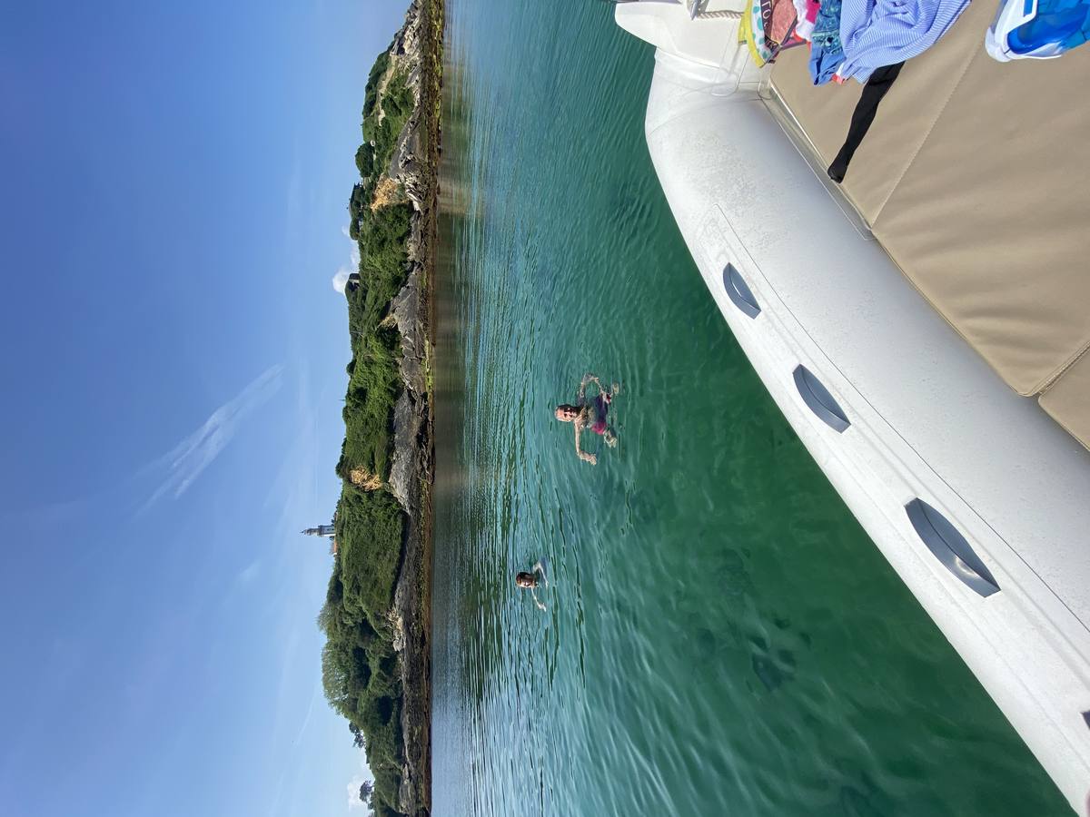 Baignade en mer près du phare – excursion bateau Hendaye